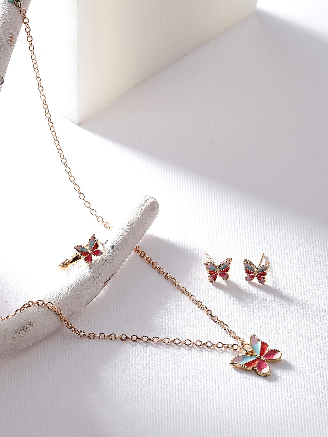 

TOKYO TALKIES X rubans FASHION ACCESSORIES Gold-Plated Butterfly Pendant Set.