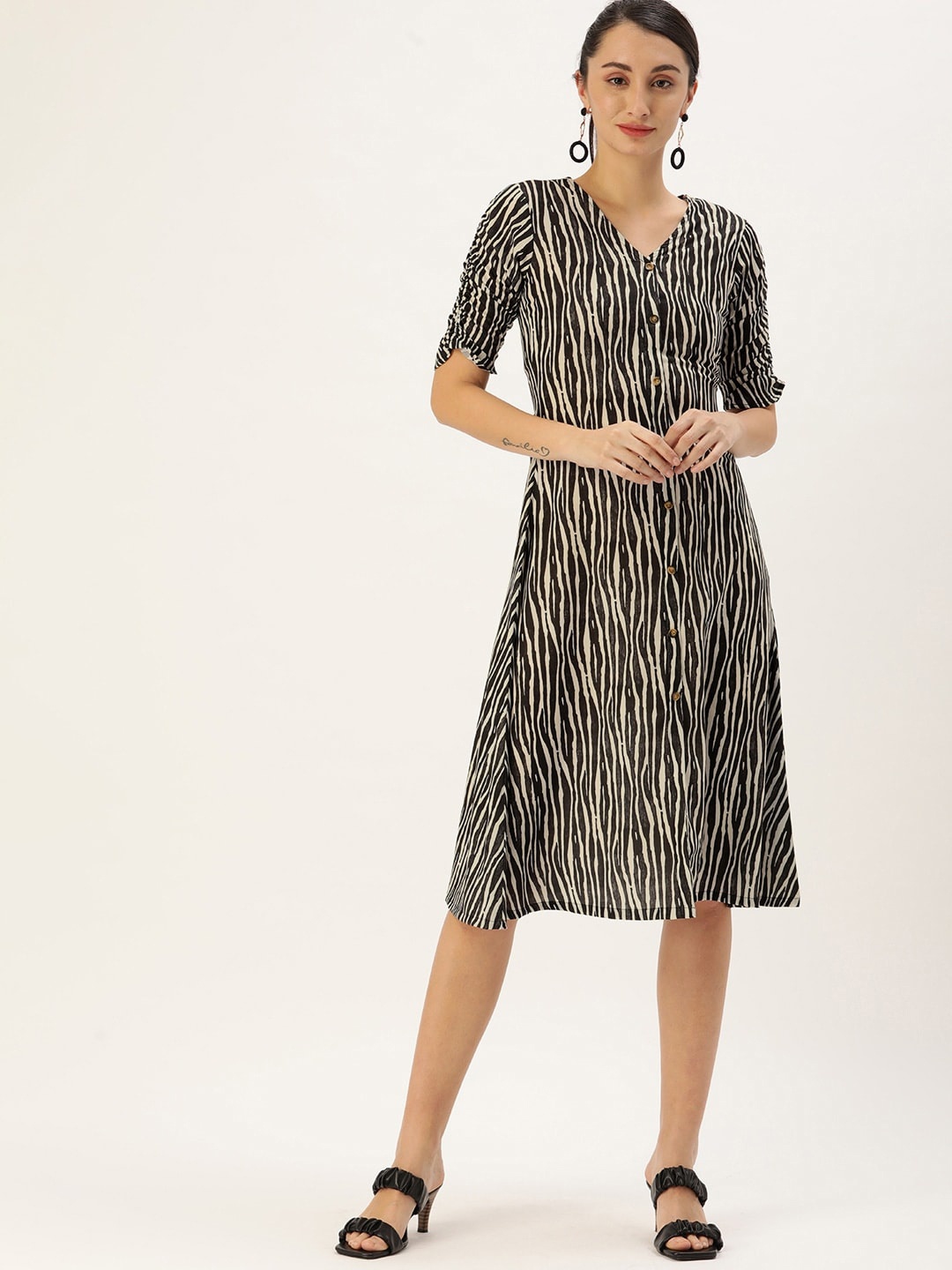 

shiloh Women Black & Cream-Coloured Animal Printed A-Line Dress