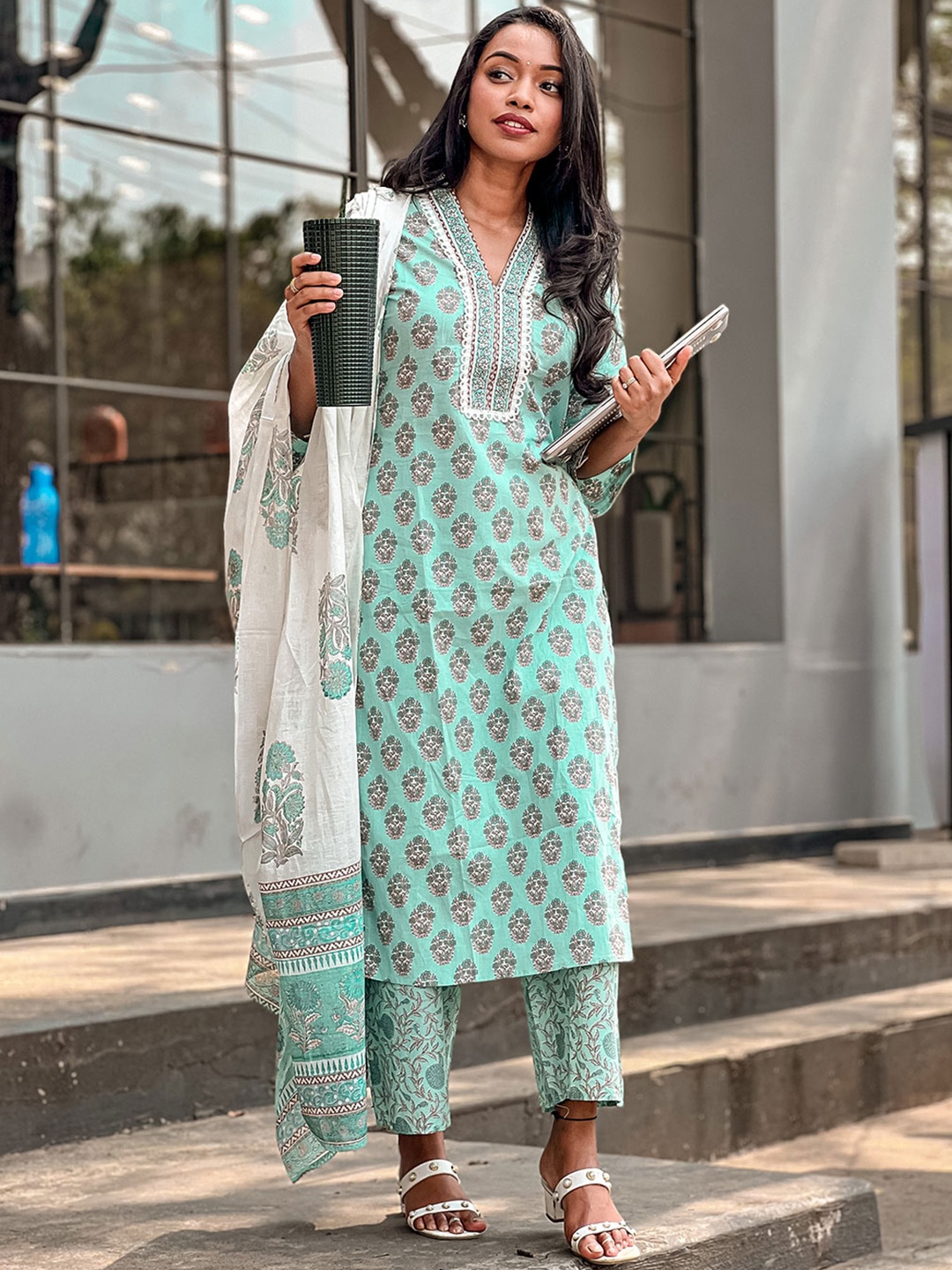 

Libas Women Sea Green & White Floral Printed Cotton Straifht Kurta with Palazzos Dupatta