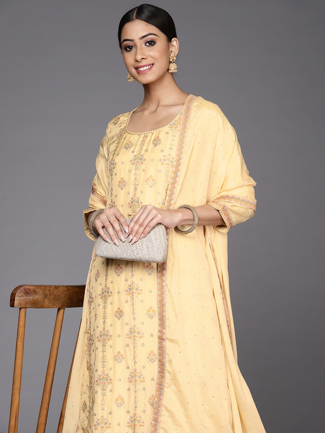 

Libas Women Cream-Coloured & Peach-Coloured floral Motifs Kurta with Trousers & Dupatta