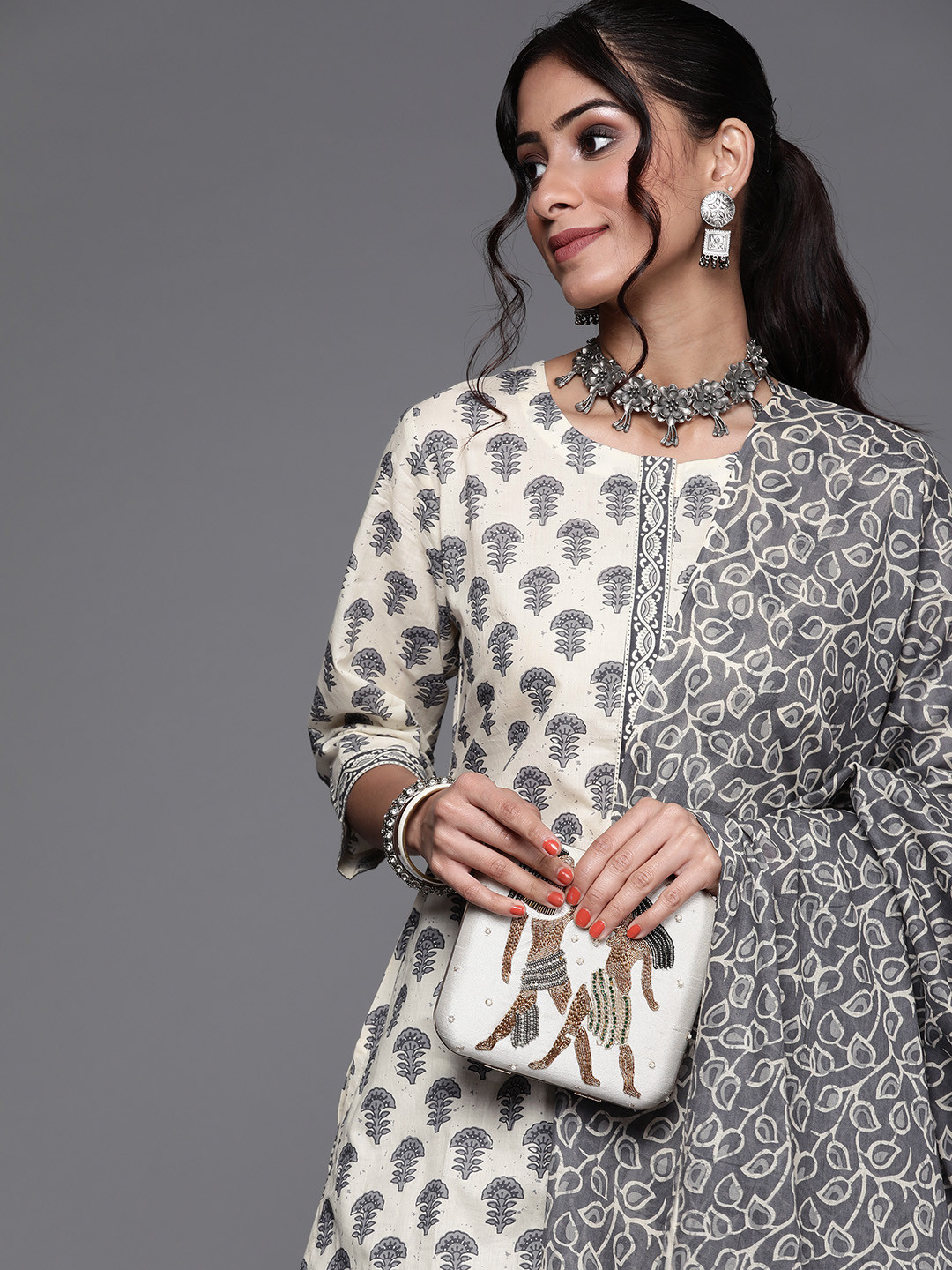 

Libas Women Off White & Charcoal Grey Floral Print Cotton Straight Kurta Salwar Dupatta