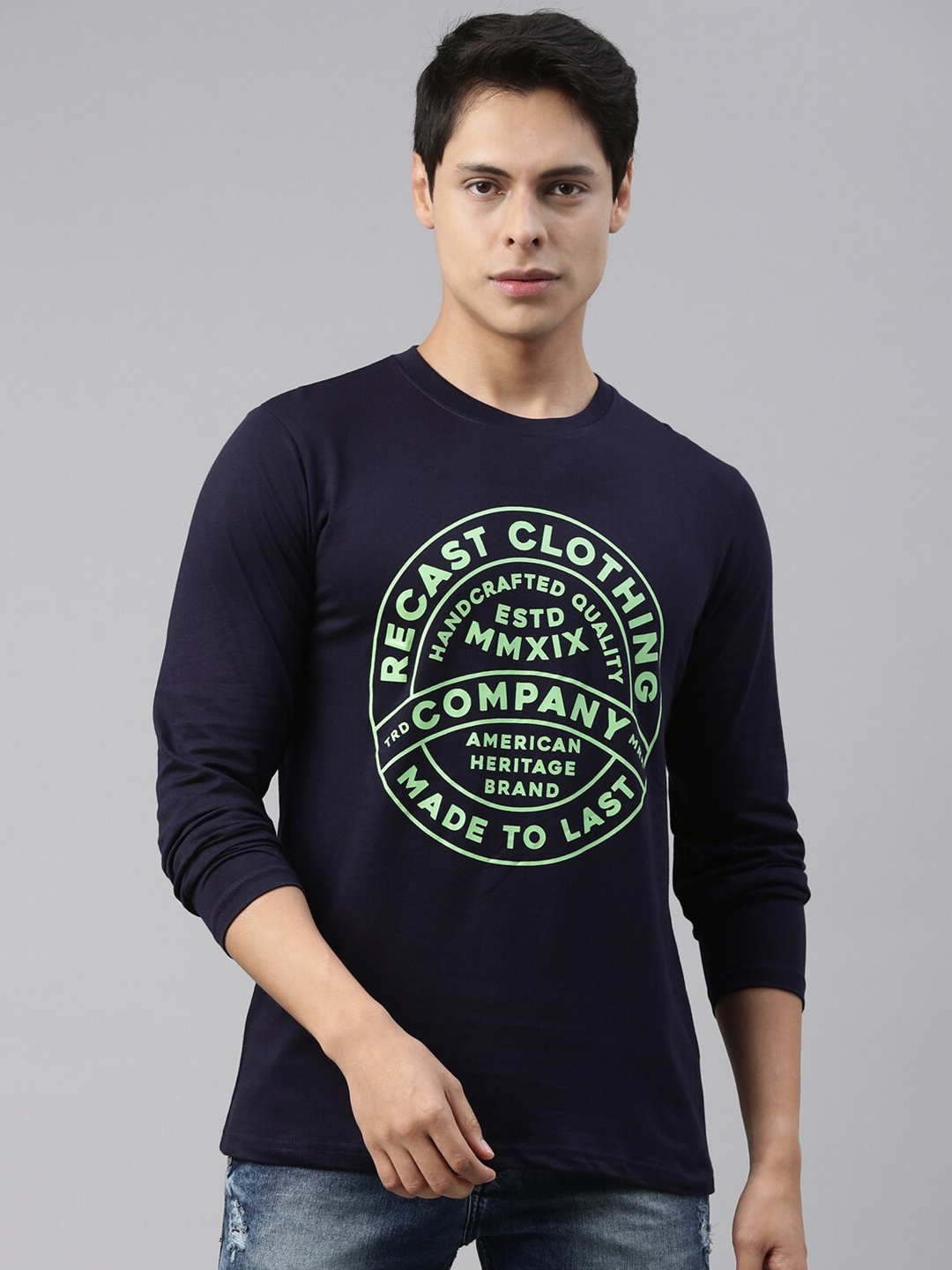 

recast Men Navy Blue & Green Typography Printed Cotton T-shirt