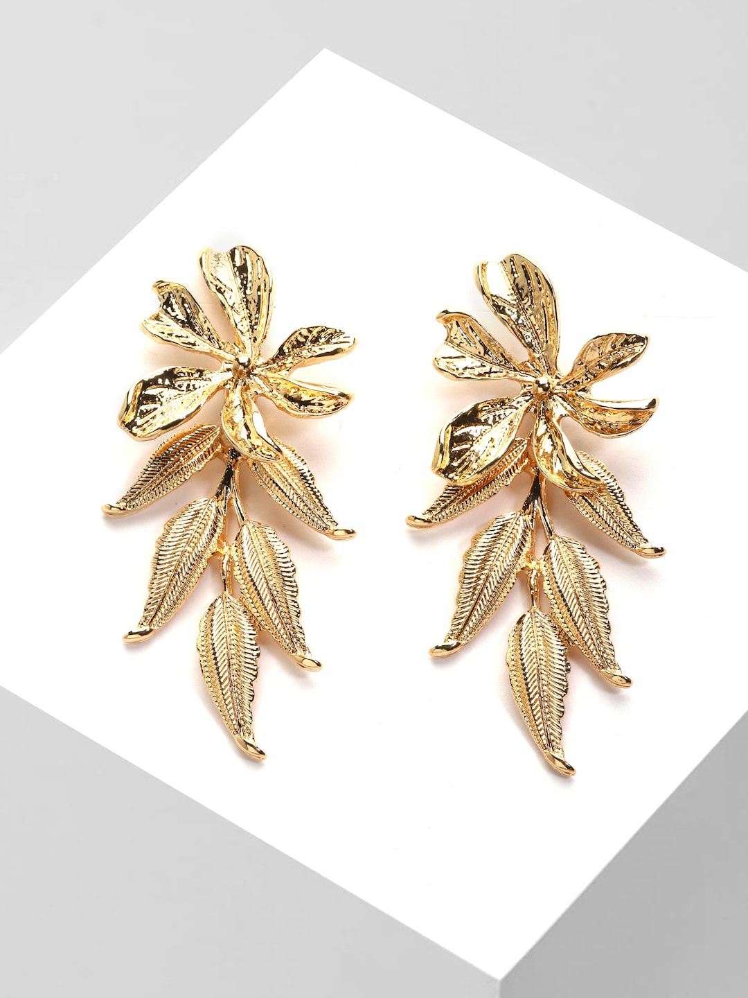 

AVANT-GARDE PARIS Gold-Toned Leaf Shaped Studs Earrings