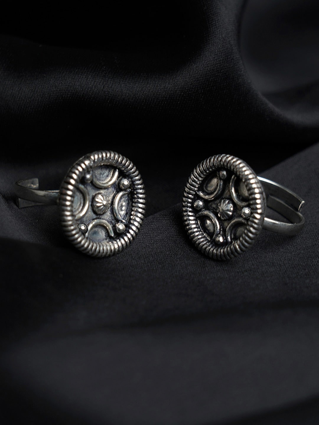 

FIROZA Set Of 2 Silver-Toned Oxidized Circular Toe Ring