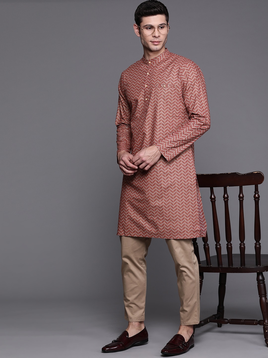 

Indo Era Men Grey & Maroon Chevron Printed Kurta