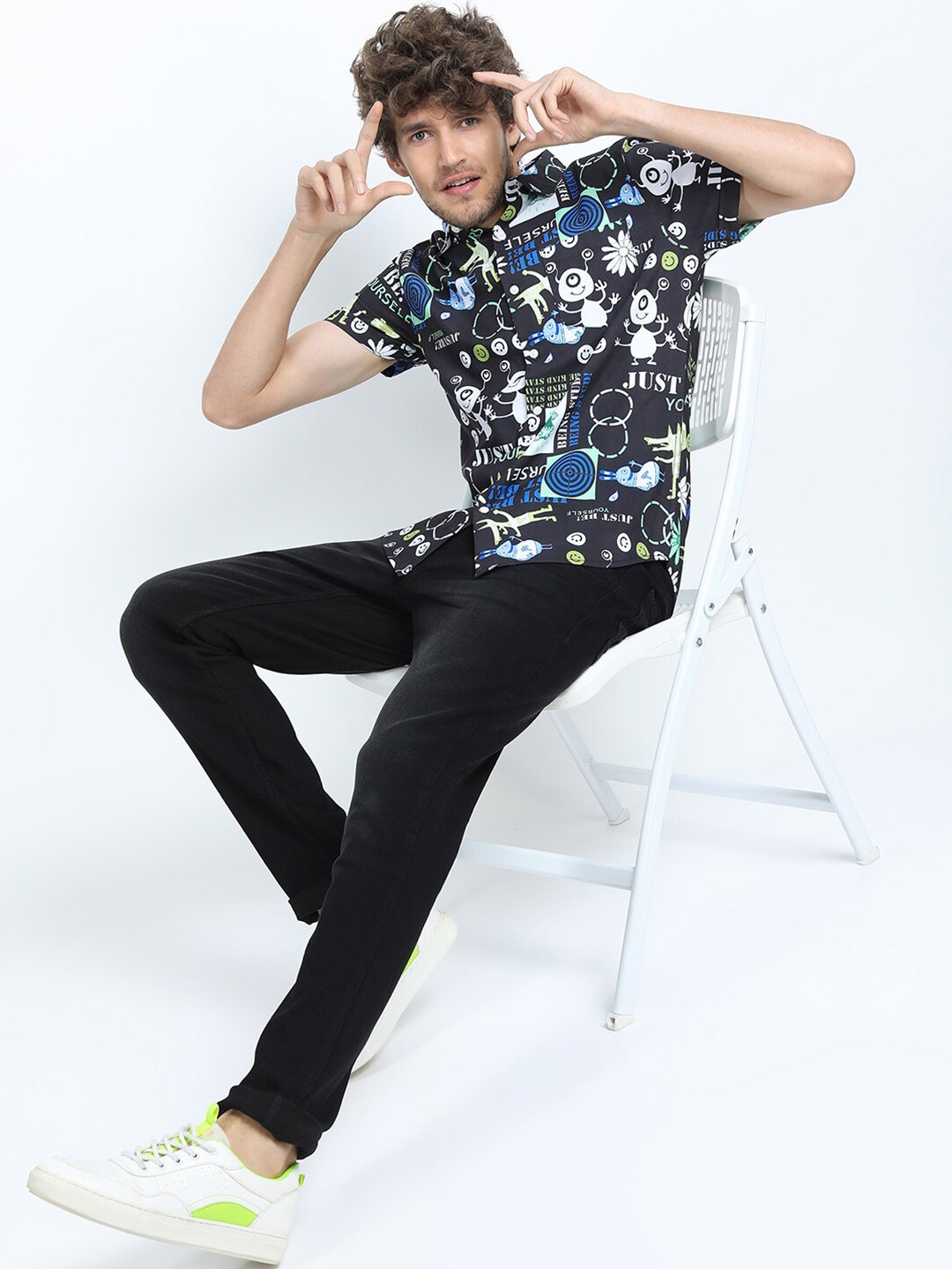 

LOCOMOTIVE Men Black Slim Fit Printed Casual Shirt