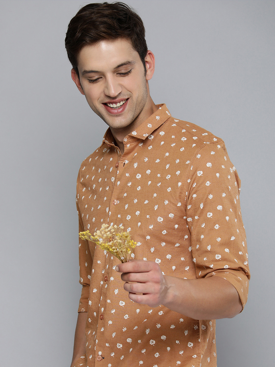 

Mast & Harbour Men Beige Floral Printed Casual Shirt