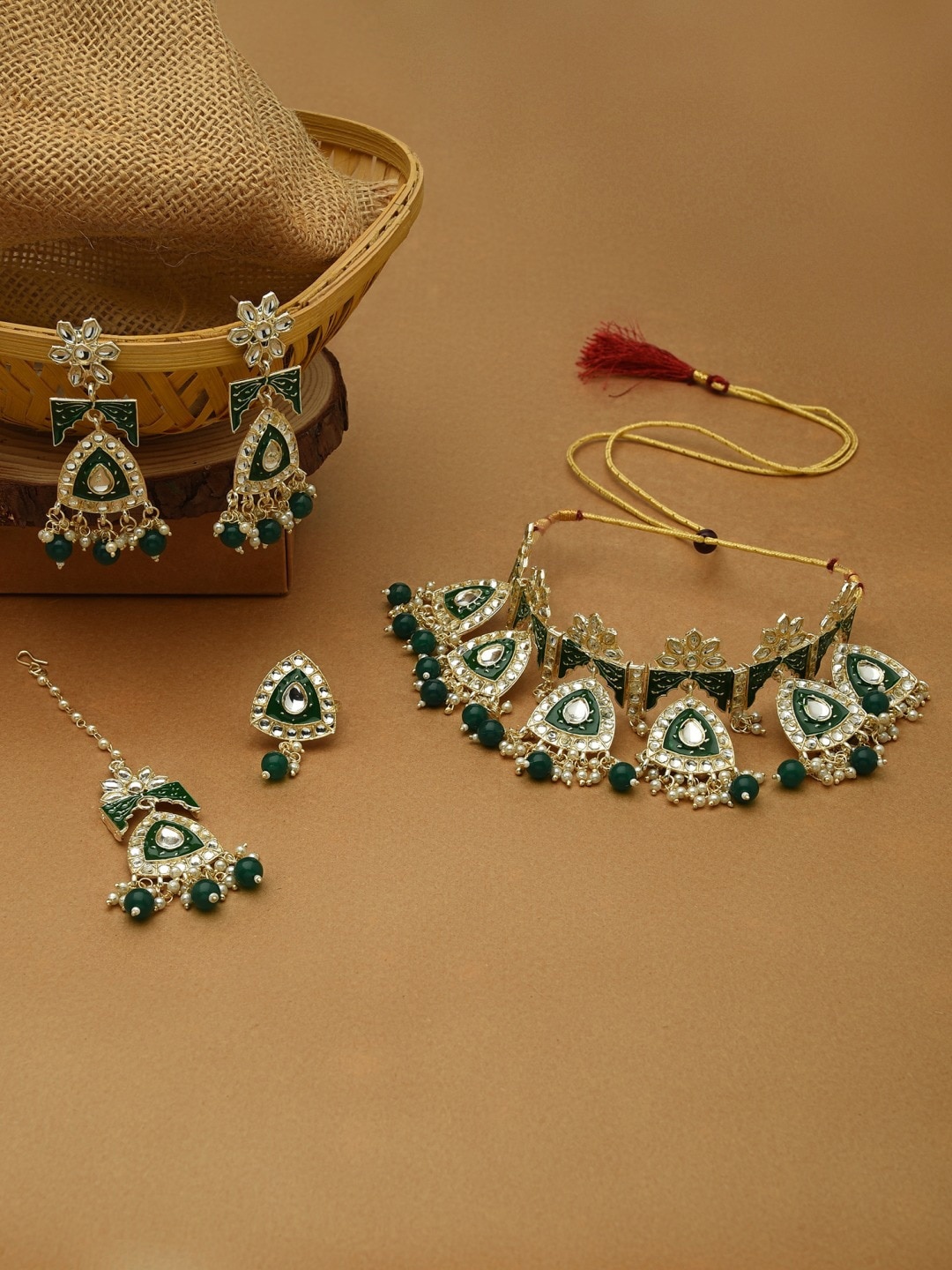 

Zaveri Pearls Gold-Plated Green & White Kundan-Studded & Pearl Beaded Jewellery Set