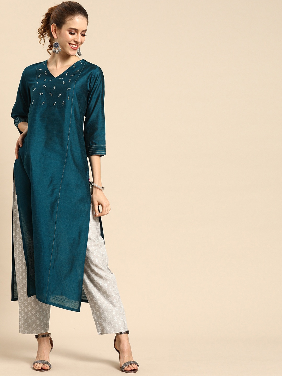 

Varanga Women Teal & Grey Floral Printed Straight Kurta