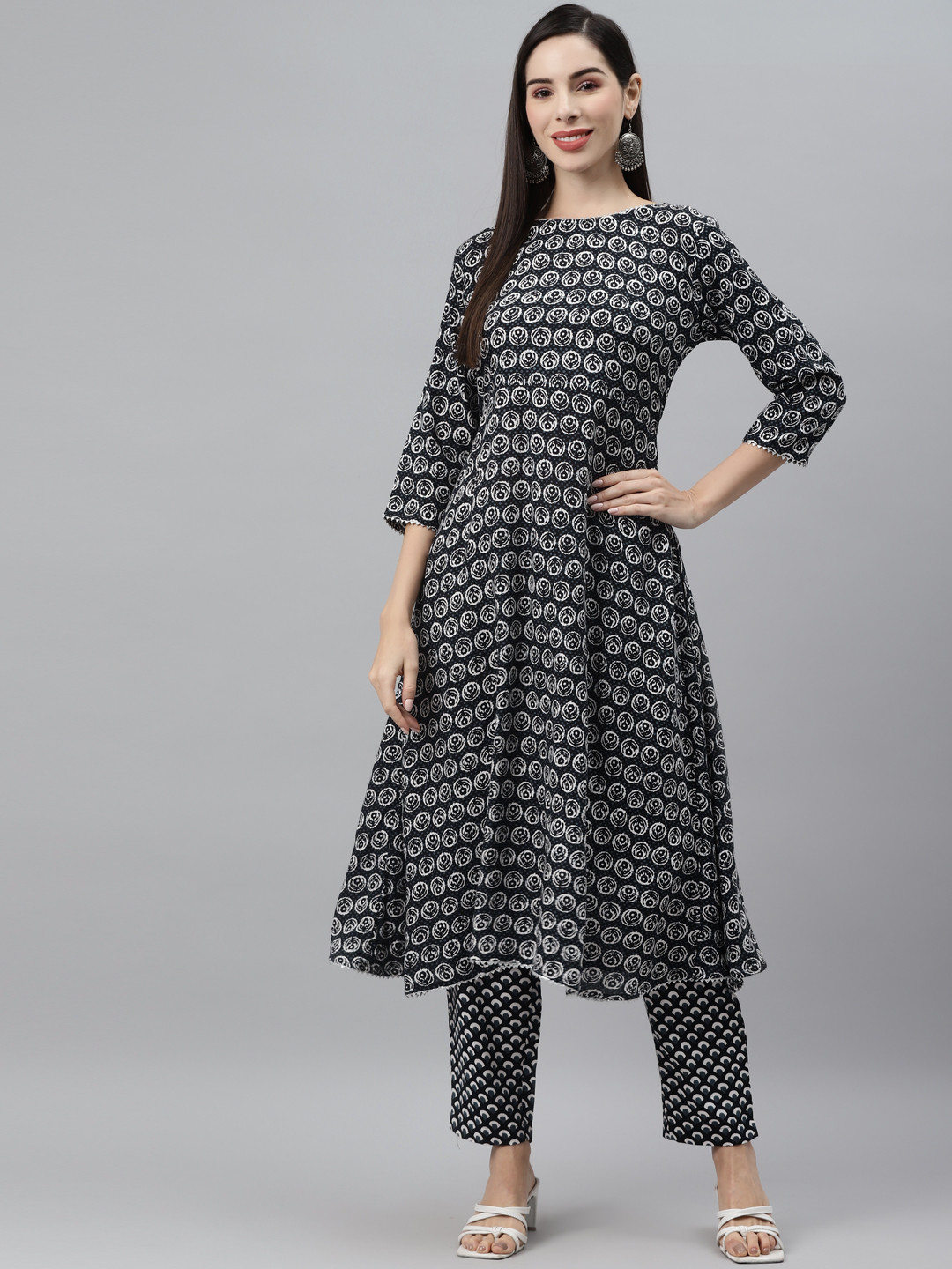 

Indibelle Women Black & White Ethnic Motifs Printed Kurta