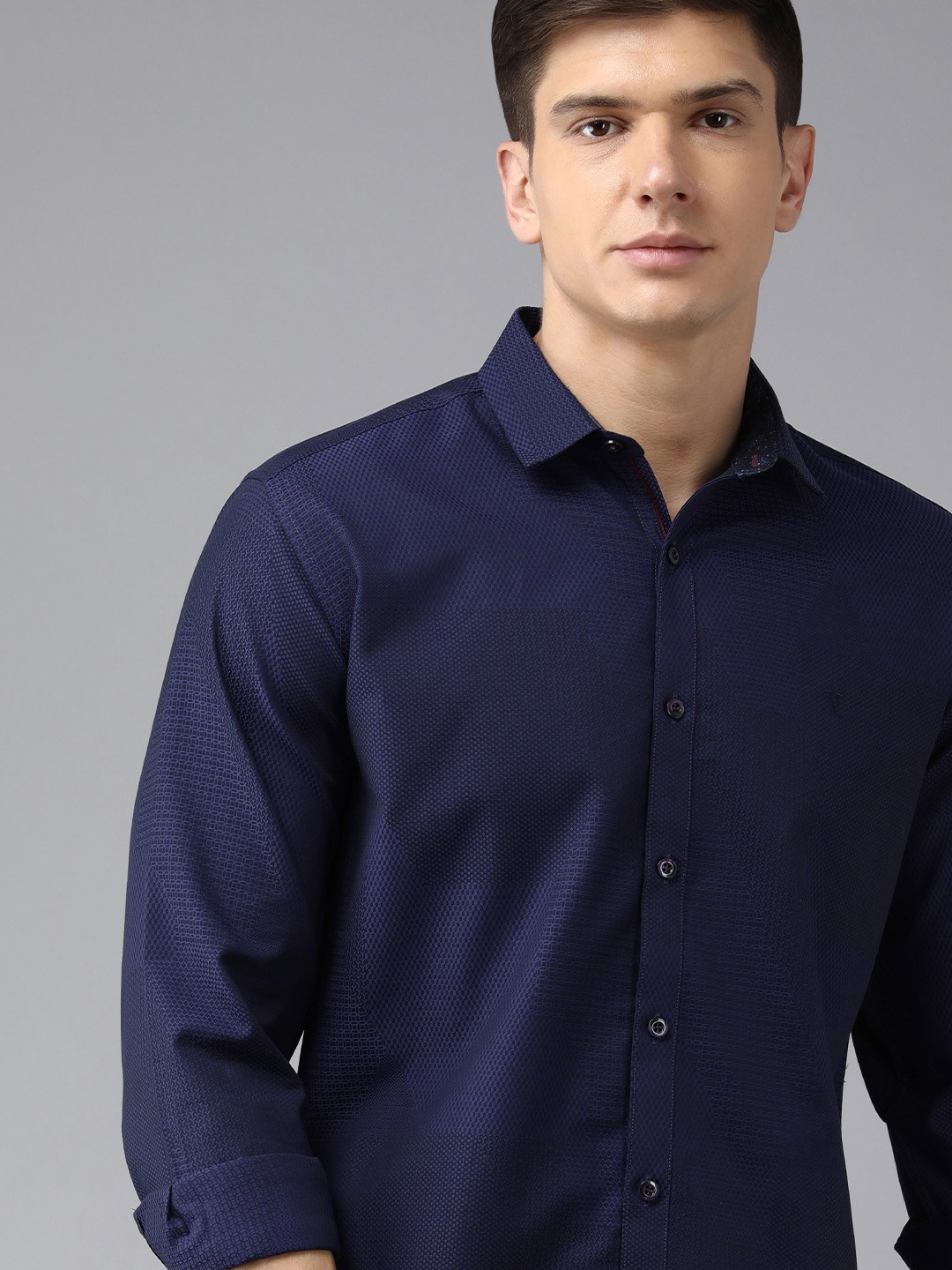 

V Dot Men Navy Blue Textured Slim Fit Casual Pure Cotton Shirt