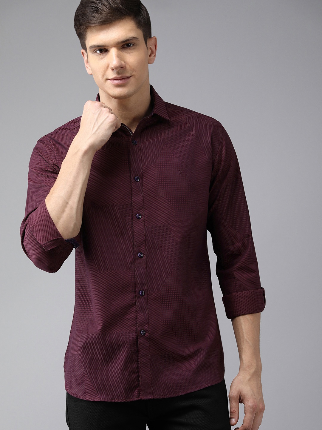 

V Dot Men Maroon Textured Slim Fit Casual Pure Cotton Shirt