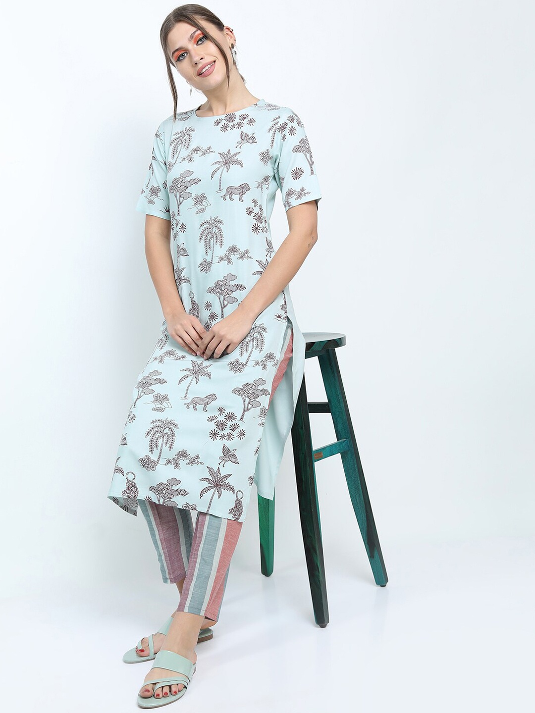 

Vishudh Women Blue Floral Printed Straight Kurti with Trousers