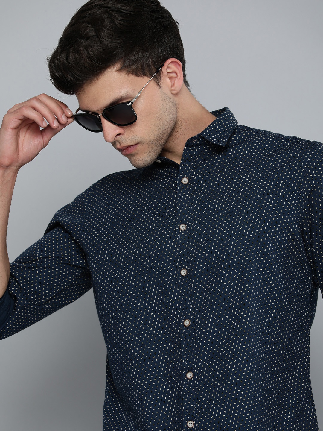 

Flying Machine Men Standard Slim Fit Micro-Ditsy Geometric Print Pure Cotton Casual Shirt, Navy blue