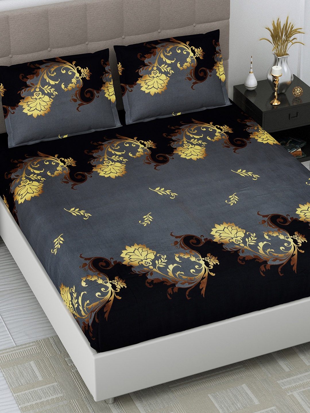 

DREAM WEAVERZ Black & Grey Floral 260 TC King Cotton Bedsheet with 2 Pillow Covers