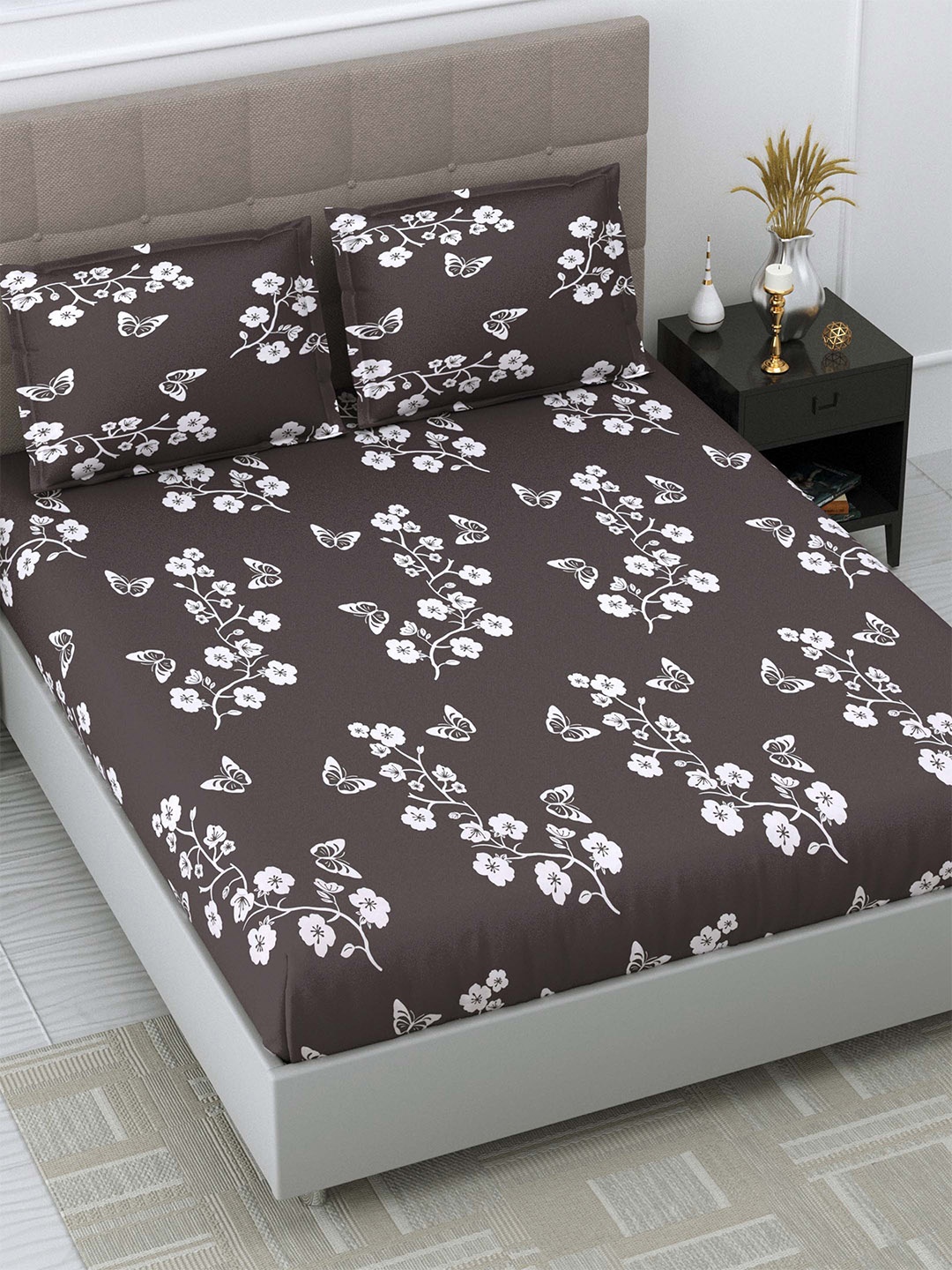 

DREAM WEAVERZ Grey & White Floral Cotton 260 TC King Bedsheet with 2 Pillow Covers