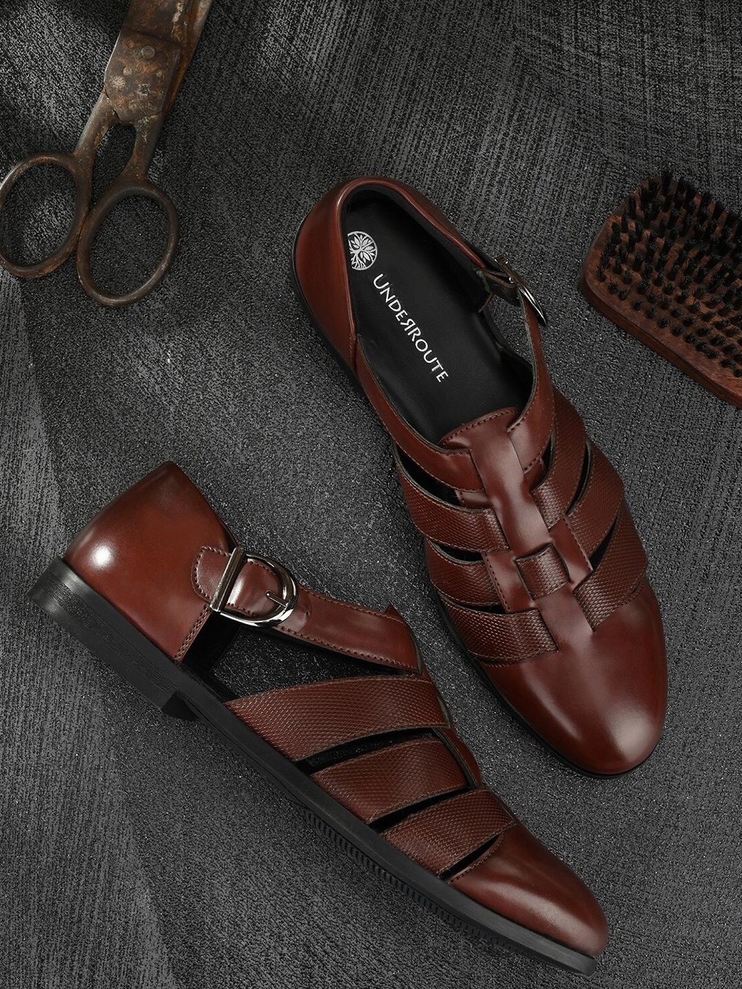

UNDERROUTE Men Burgundy Shoe-Style Sandals