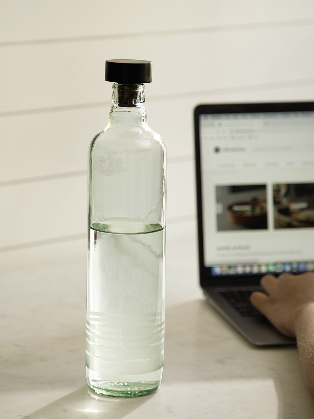 

ellementry Transparent Glass Bottle With Wooden Stopper 750ml
