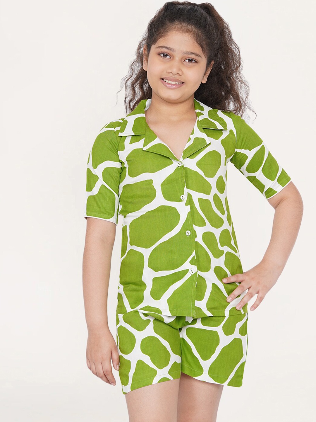 

titliyan Girls Green & White Animal Printed Pure Cotton Night Suit