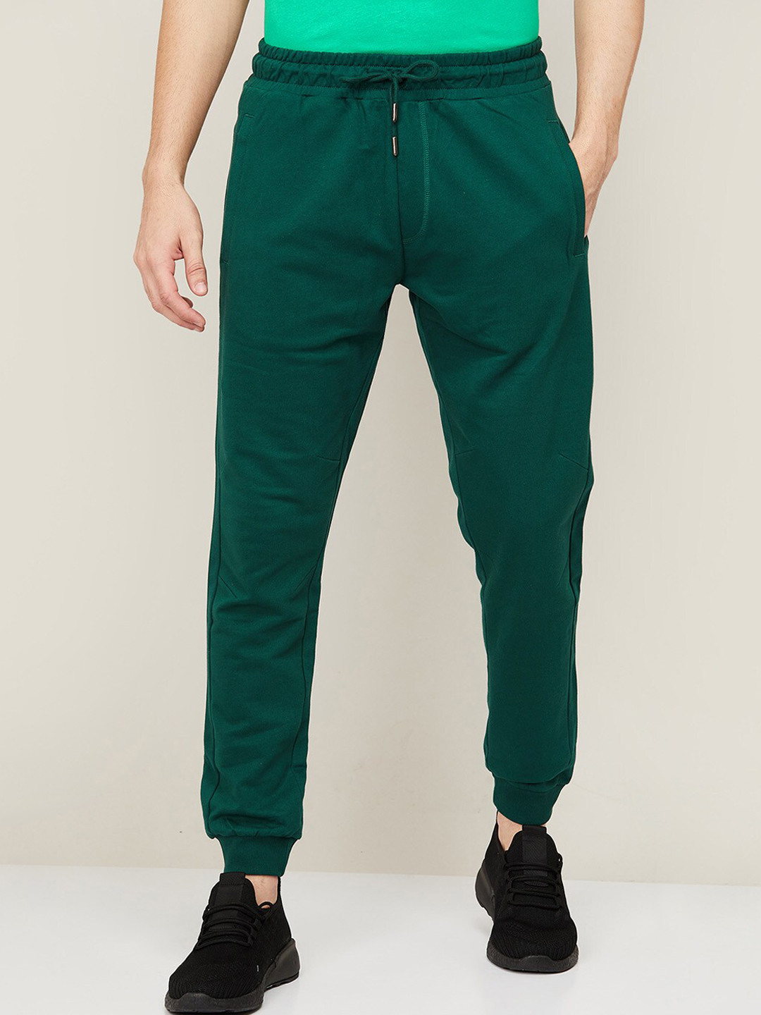 

Fame Forever by Lifestyle Men Green Solid Slim Fit Cotton Joggers