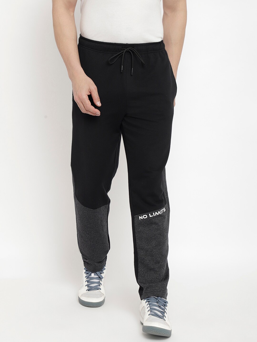 

PERFKT-U Men Black Solid Track Pants