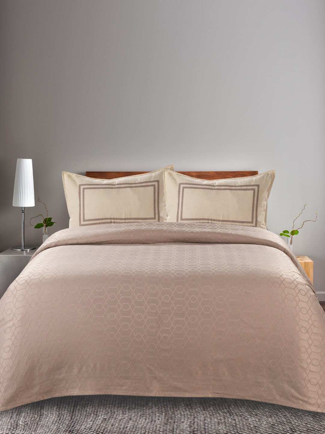 

Saral Home Beige Geometric 160 TC King Bedsheet with 2 Pillow Covers
