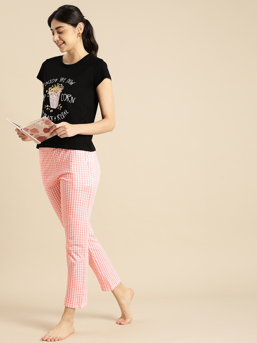 

Dreamz by Pantaloons Women Black & Pink Printed Pure Cotton Night Suits