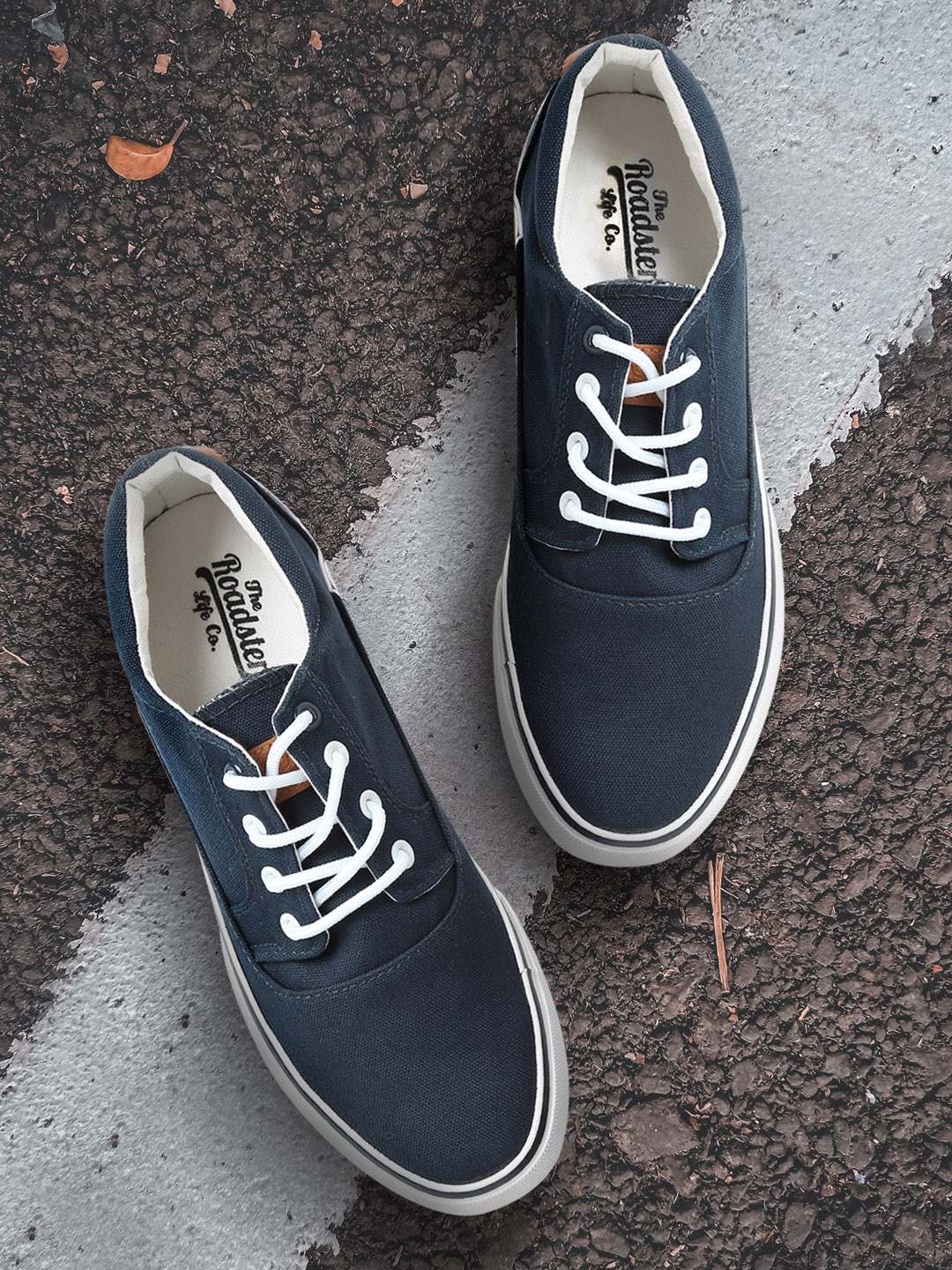 

Roadster Men Navy Sneakers, Navy blue