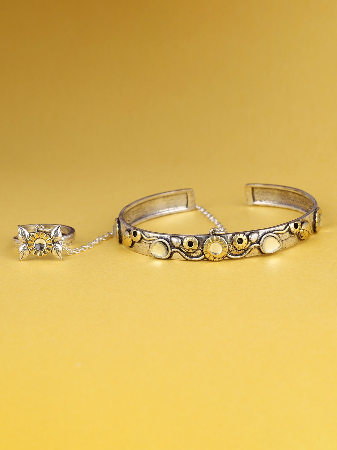 

Silgo Silver-Plated Quartz-Studded Bangle