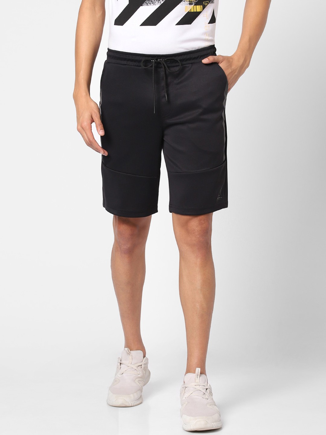 

Street Armor by Pantaloons Men Black Regular Fit Solid Shorts