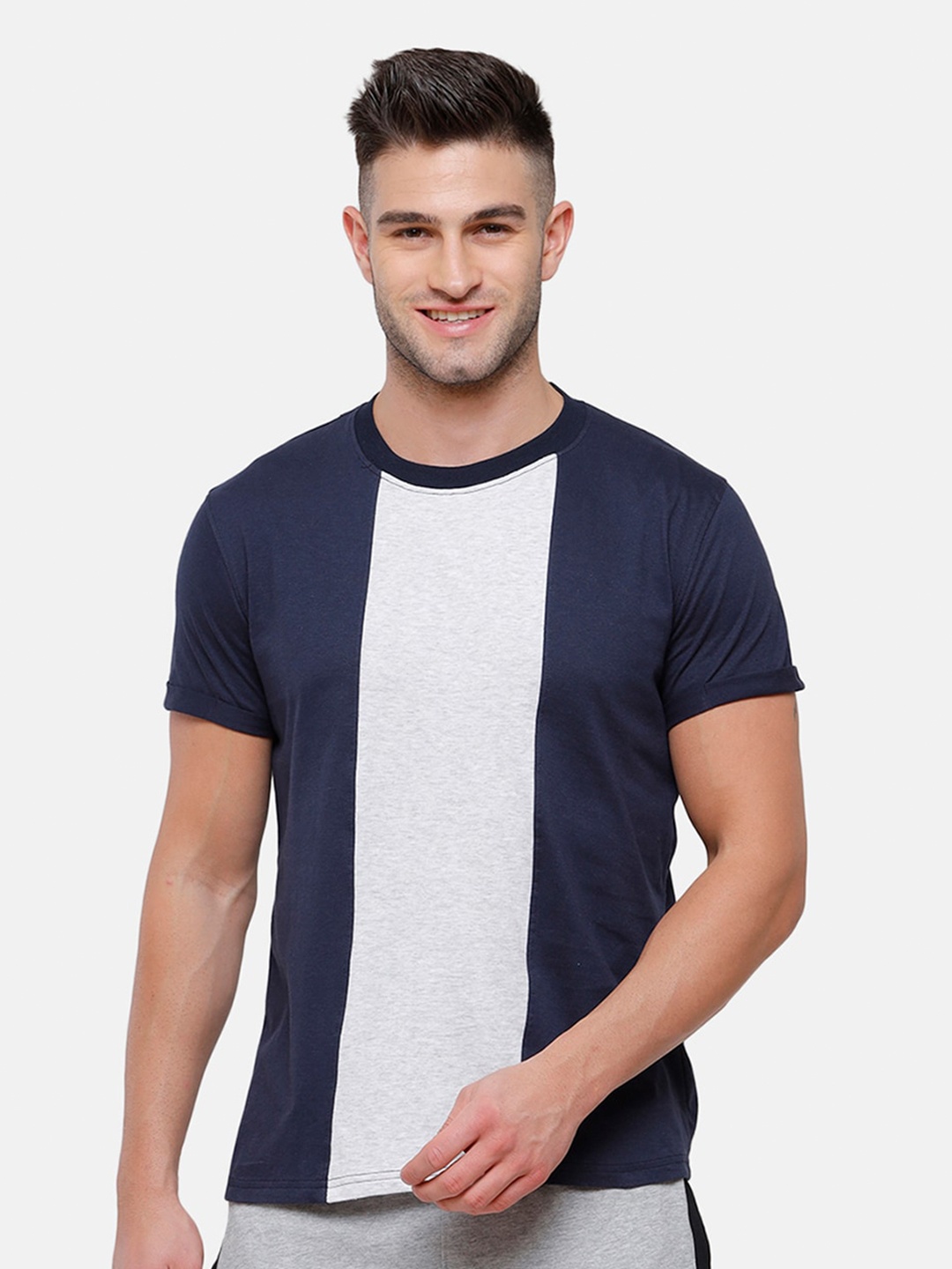 

MADSTO Men Navy Blue & White Colourblocked Pure Cotton Slim Fit T-shirt