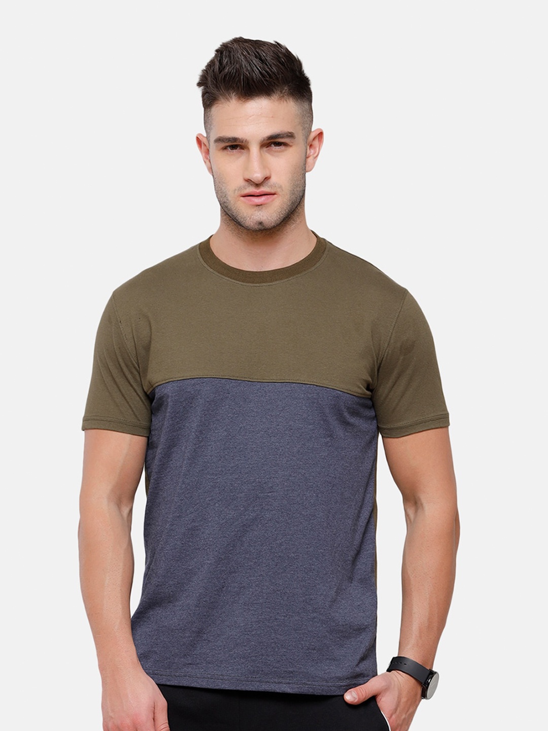 

MADSTO Men Olive Green & Blue Colourblocked Slim Fit Pure Cotton T-shirt