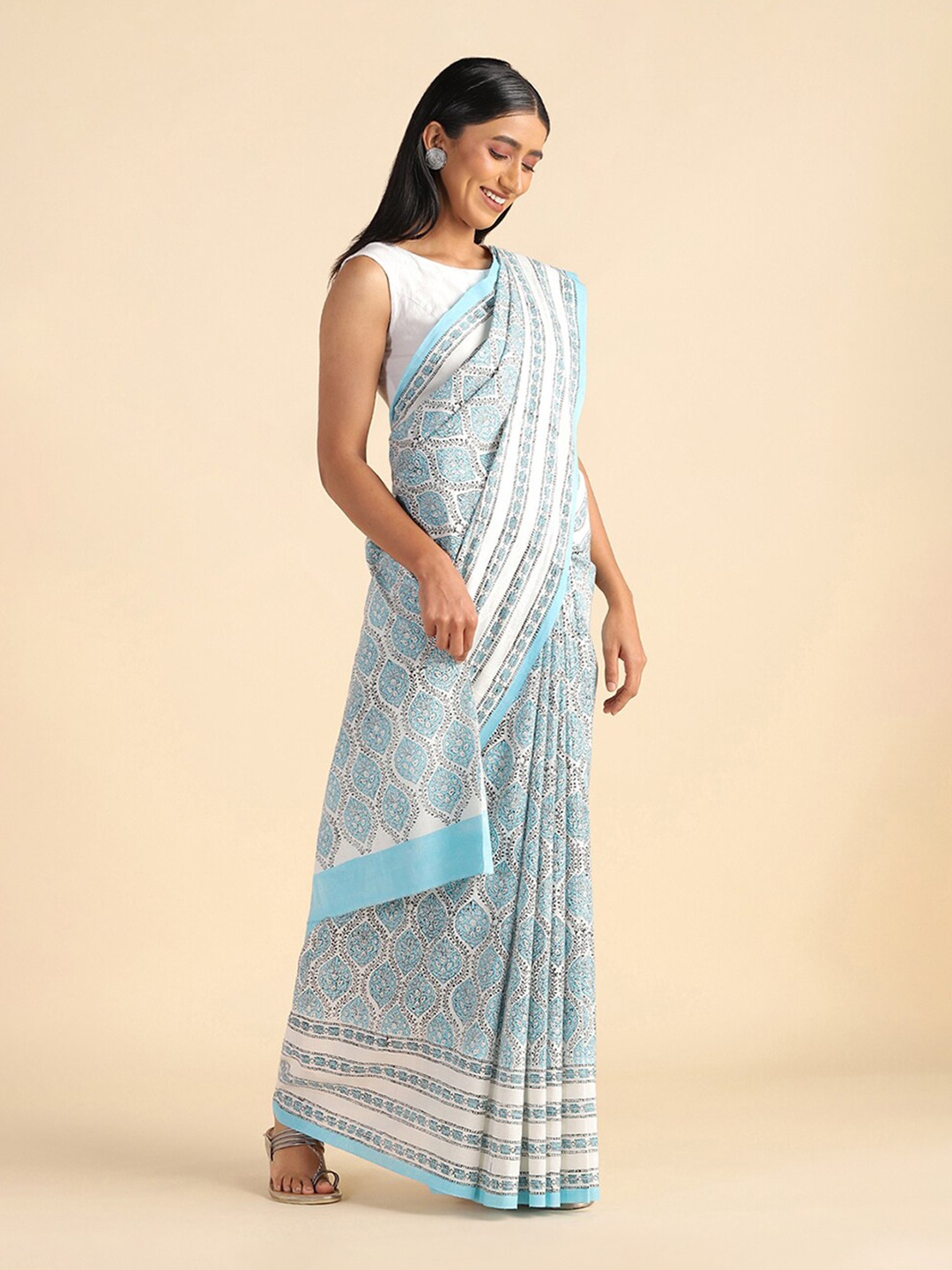 

Taneira Blue & White Ethnic Motifs Block Printed Pure Cotton Saree