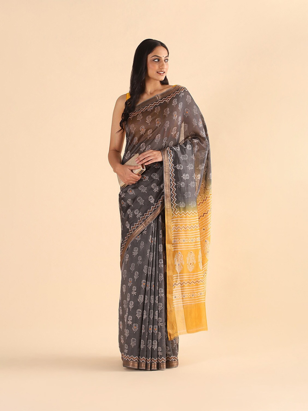 

Taneira Women Grey & Orange Embroidered Saree