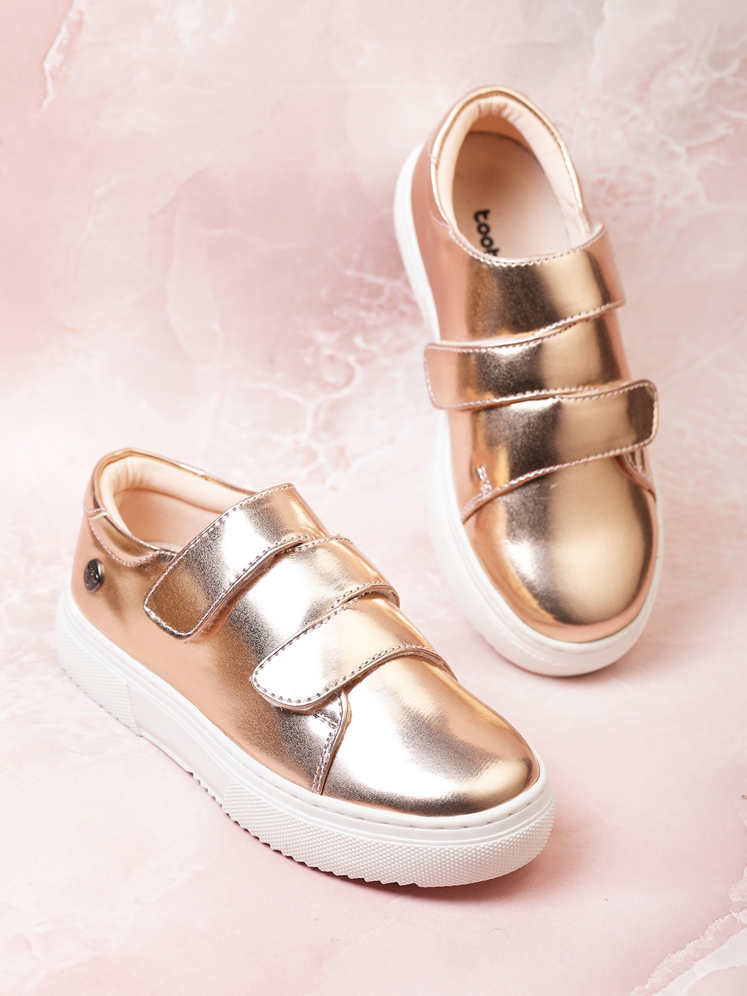 

toothless Girls Gold-Toned Sneakers