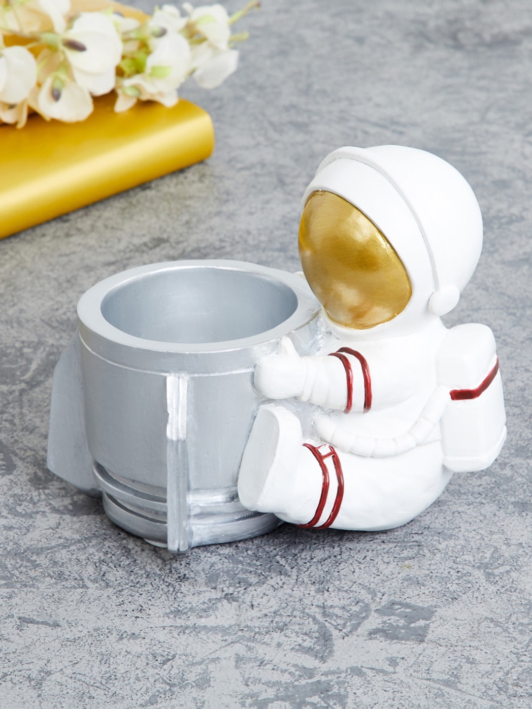 

Home Centre Souvenir Polyresin Astronaut Figurine, White