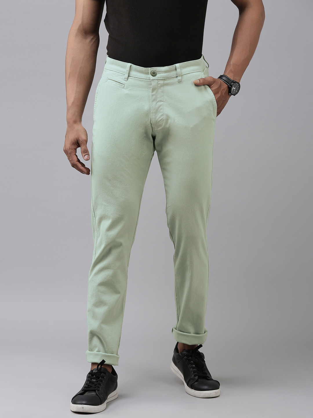 

Van Heusen Sport Men Green Solid Tapered Fit Regular Trousers