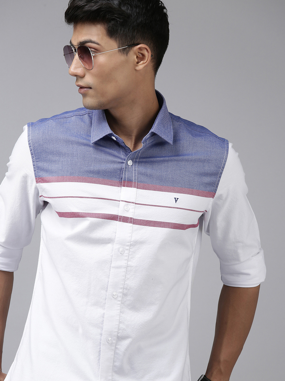 

Van Heusen Sport Men White & Blue Slim Fit Colourblocked Pure Cotton Casual Shirt