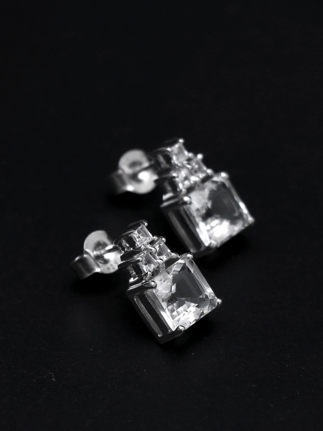 

HIFLYER JEWELS White Contemporary Ear Cuff Earrings