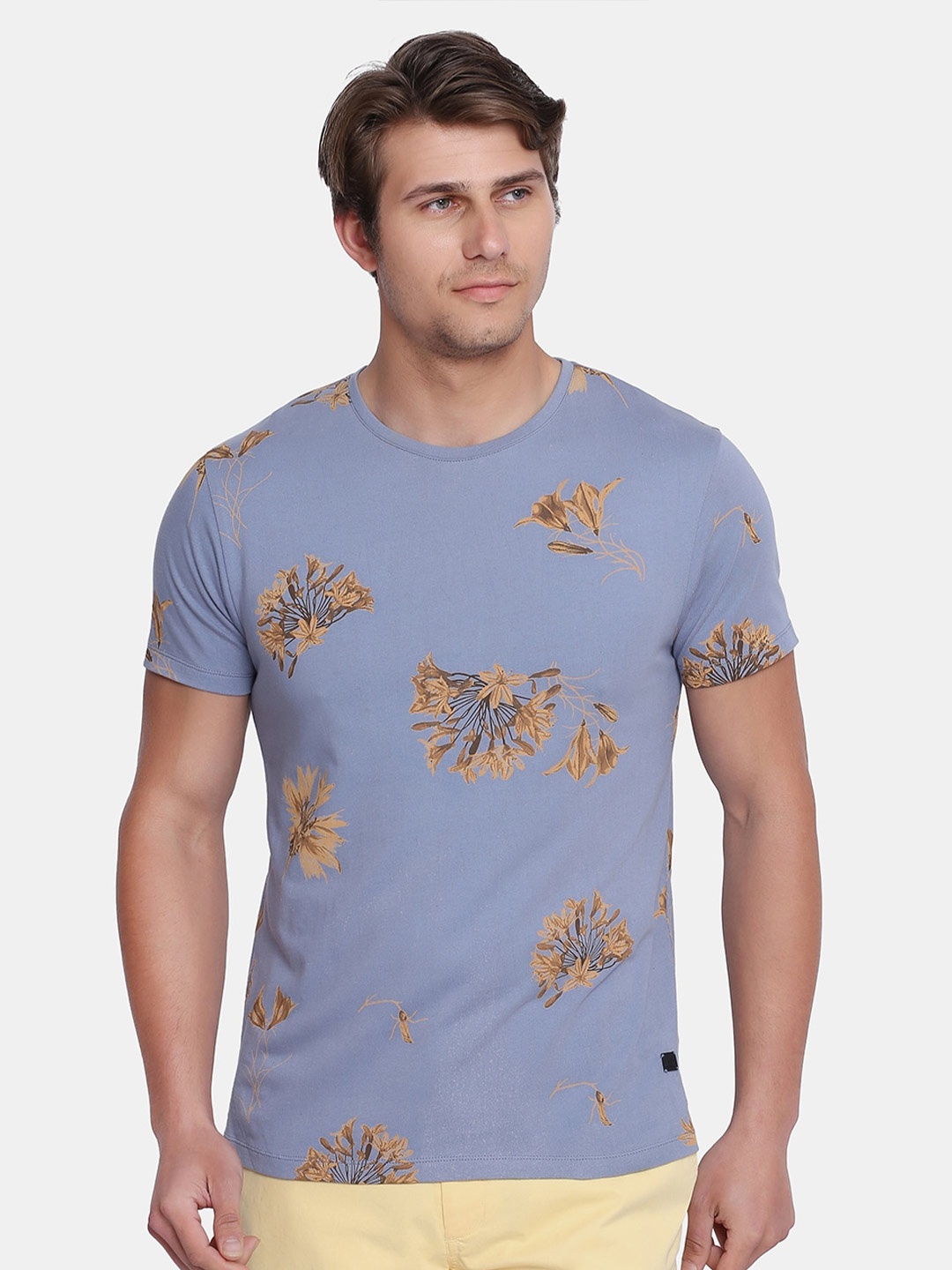

Blackberrys Men Blue Floral Printed Slim Fit Cotton T-shirt