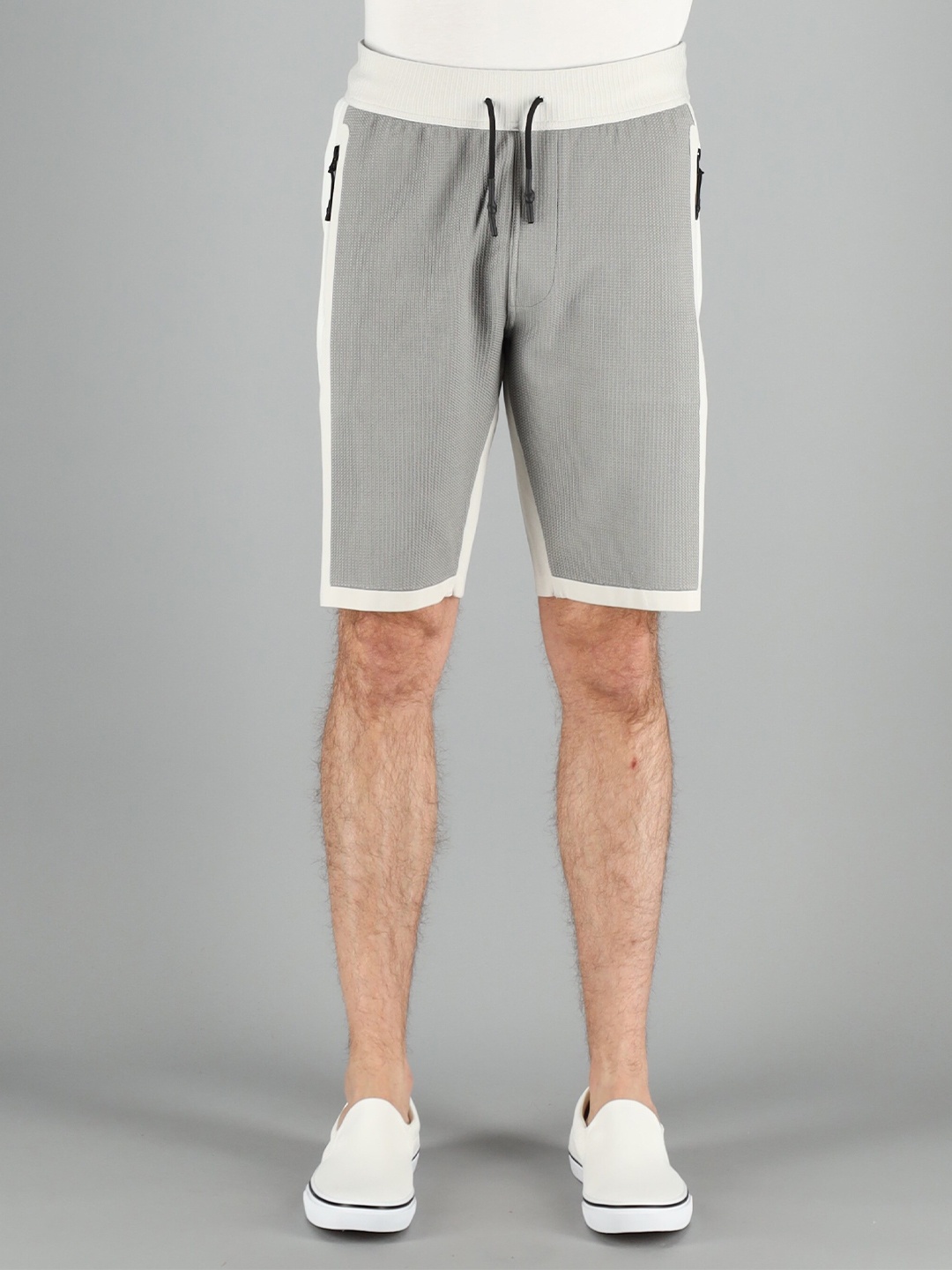 

FREESOUL Men Off White & Grey Colourblocked Shorts