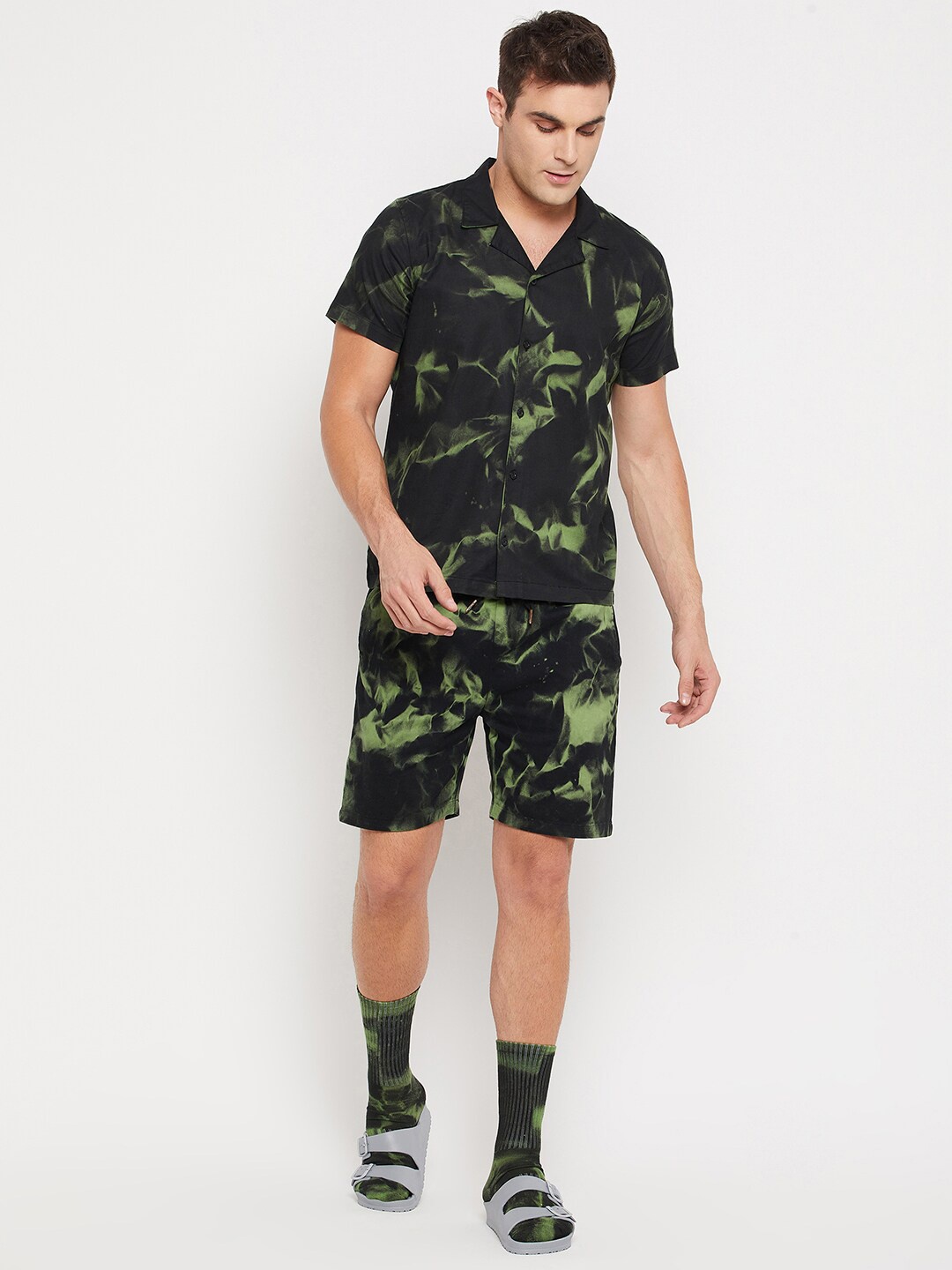 

FUGAZEE Men Green & Black Dyed Pure Cotton Shirt with Shorts & Matching Socks