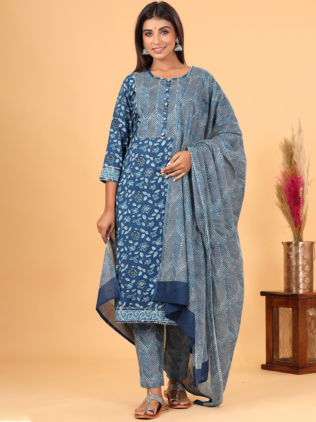 

KAAJH Women Blue Floral Indigo Printed Pure Cotton Kurta with Trousers & With Dupatta