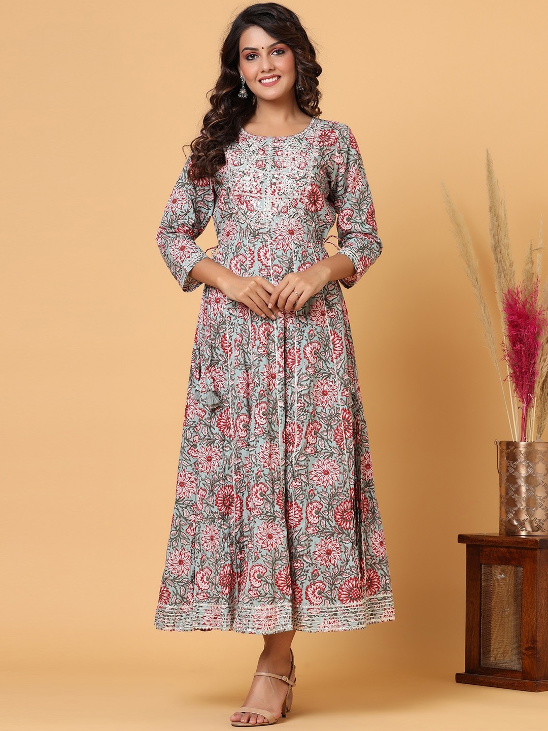 

KAAJH Women Grey & Red Floral Printed Gotta Patti Anarkali Kurta