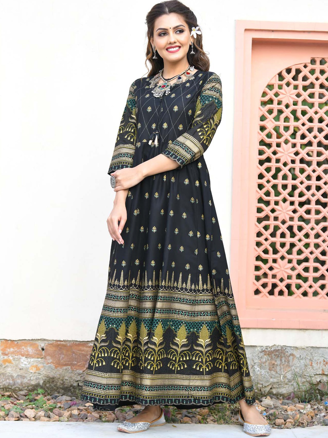 

KAAJH Women Black & Gold-Toned Ethnic Motifs Printed Anarkali Kurta