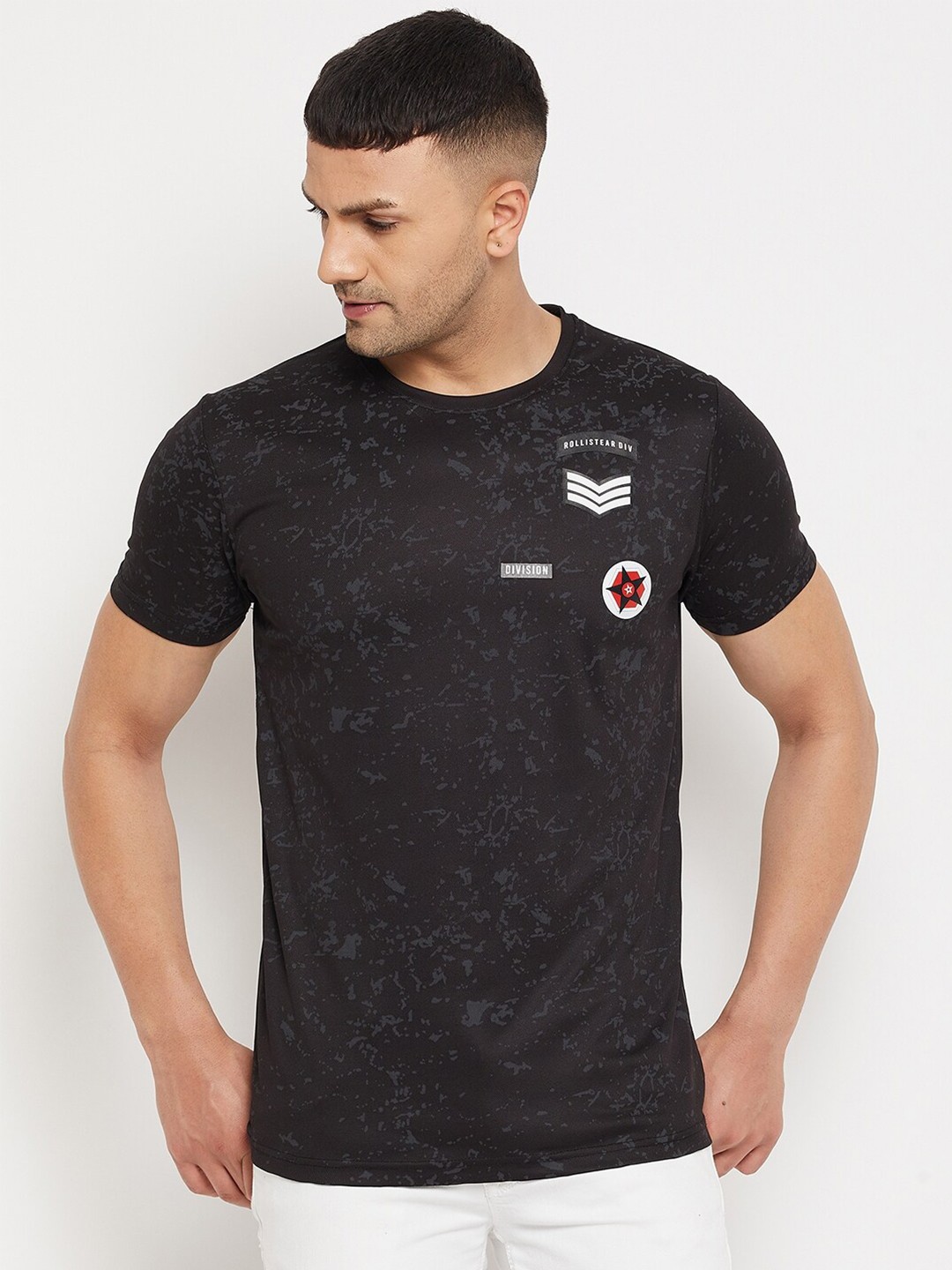 

Parcel Yard Men Black Printed Regular Fit T-shirt