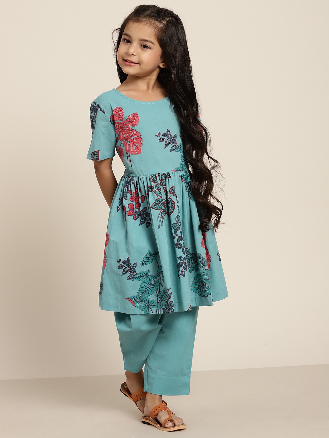 

Sangria Girls Green & Pink Pure Cotton Floral Printed Kurta With Trousers