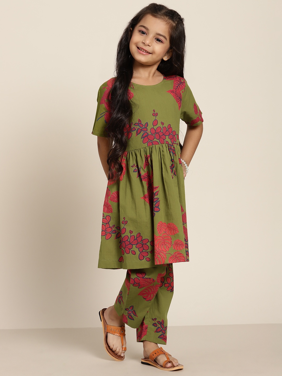 

Sangria Girls Olive Green & Fuchsia Pink Pure Cotton Floral Print Kurta & Trouser