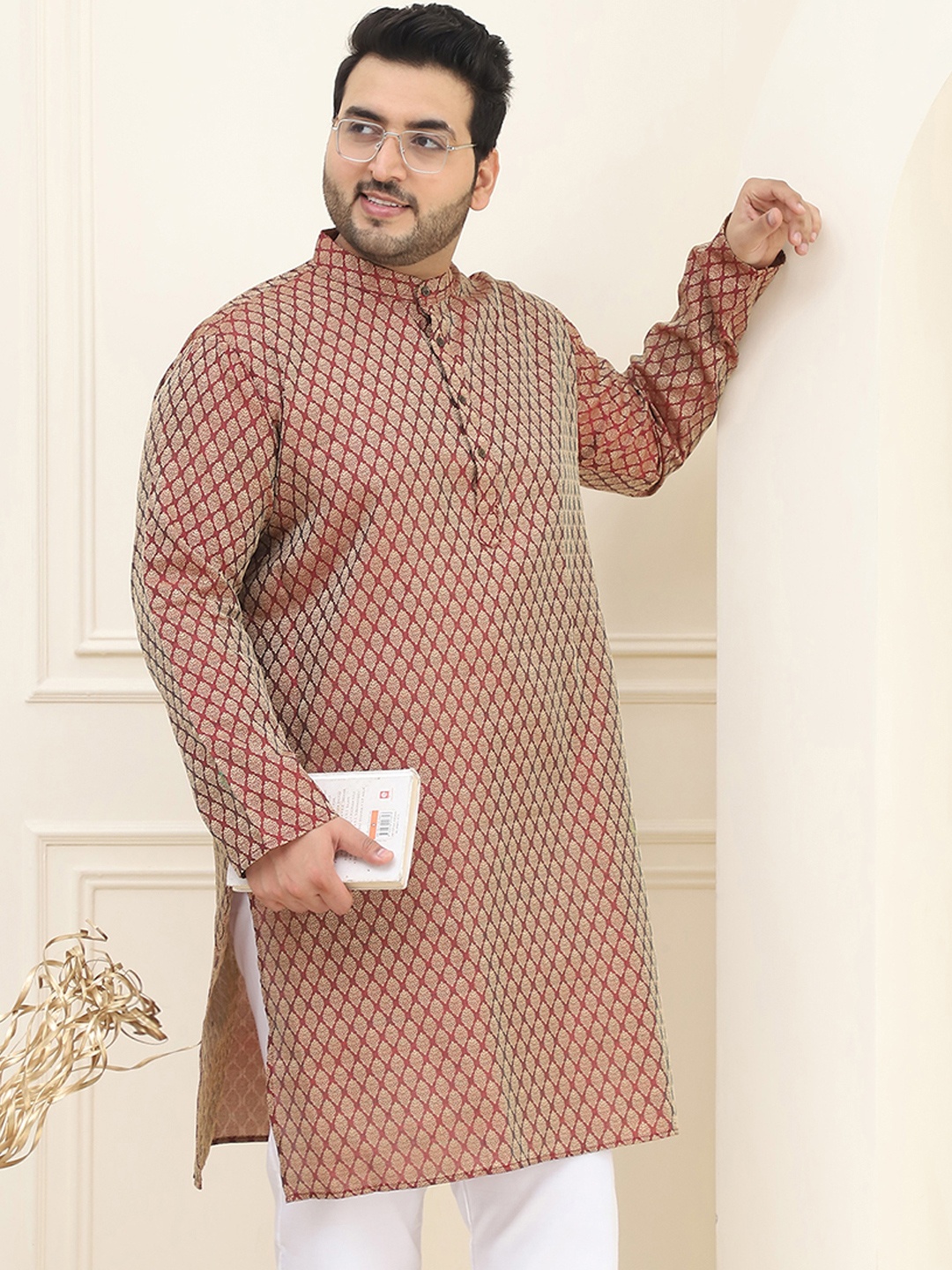 

SOJANYA PLUS Men Maroon & Golden Jacquard Silk Woven Design Straight Kurta