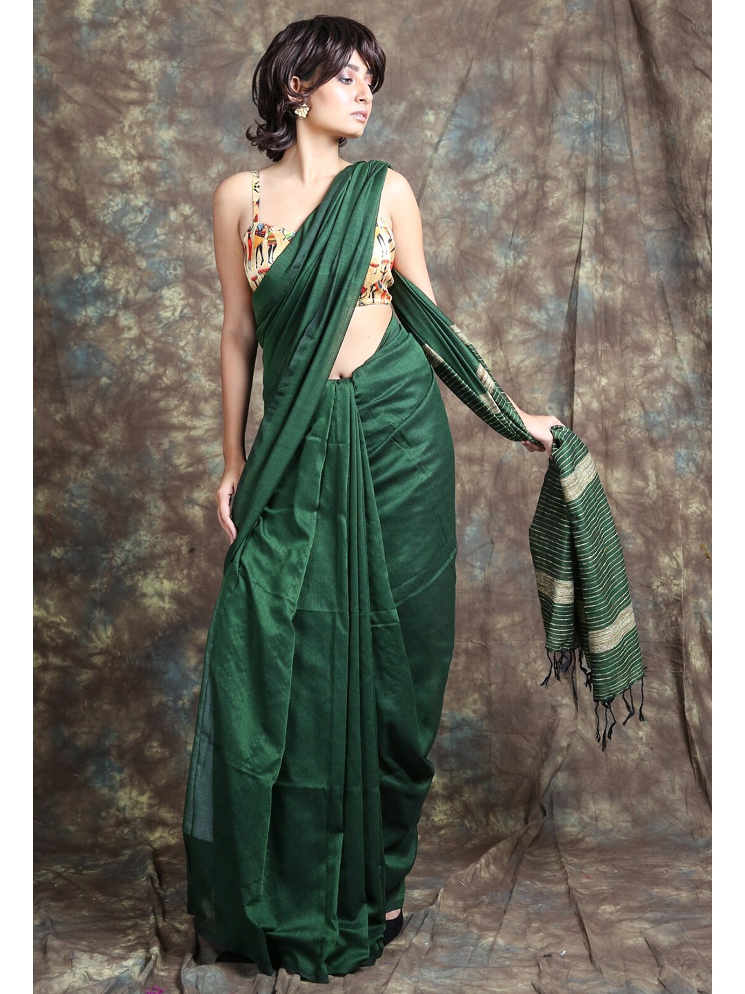 

Arhi Green & Beige Solid Saree